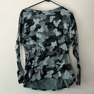 Women’s Lululemon long sleeved cover up top stretchy and super soft